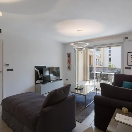 2 Pieces Avec Clim, Terrasse, Piscine, 100m