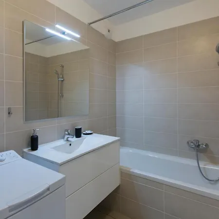 2 Pieces Avec Clim, Terrasse, Piscine, 100m *